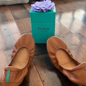 Tieks size 7 tan